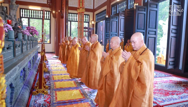 Chư giới sư đảnh lễ Tam bảo