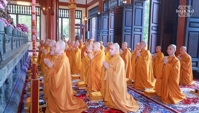 Giới tử thành kính thọ nhận giới pháp