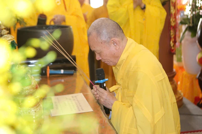 Hòa thượng Thích Nguyên Giác niêm hương bạch Phật Hòa thượng Thích Nguyên Giác niêm hương bạch Phật