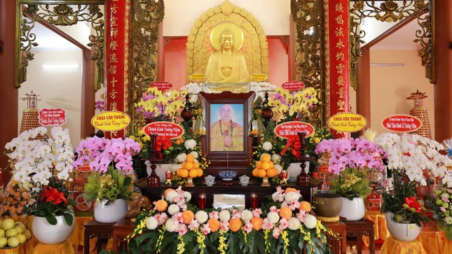 Di ảnh Hòa thượng Thích Đạt Đạo được tôn trí tại chánh điện chùa Bát Nhã Di ảnh Hòa thượng Thích Đạt Đạo được tôn trí tại chánh điện chùa Bát Nhã