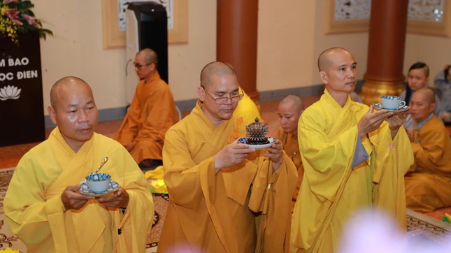 Đại đức Thích Nhuận Từ, trụ trì chùa Bát Nhã cùng chư Tăng dâng trầm, trà cúng dường bậc ân sư Đại đức Thích Nhuận Từ, trụ trì chùa Bát Nhã cùng chư Tăng dâng trầm, trà cúng dường bậc ân sư