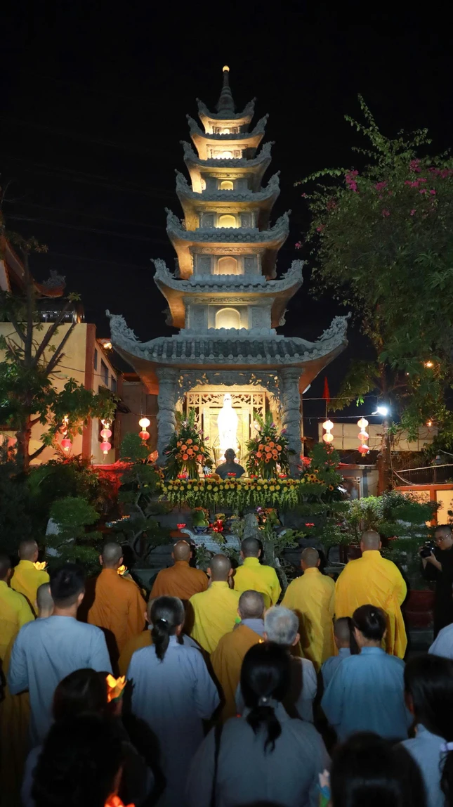 Lễ hoa đăng tưởng niệm tại bảo tháp Hòa thượng Thích Đạt Đạo trong khuôn viên chùa Bát Nhã Lễ hoa đăng tưởng niệm tại bảo tháp Hòa thượng Thích Đạt Đạo trong khuôn viên chùa Bát Nhã