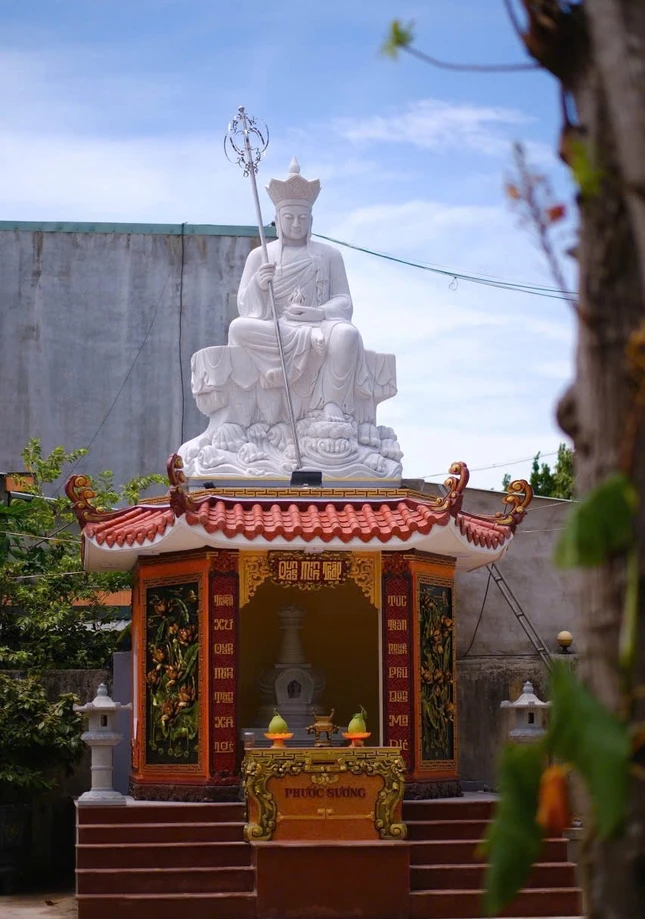 An vị tôn tượng Đức Địa Tạng Vương Bồ-tát trong khuôn viên chùa An Thành An vị tôn tượng Đức Địa Tạng Vương Bồ-tát trong khuôn viên chùa An Thành