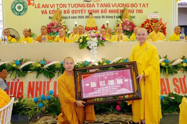 Ban Trị sự GHPGVN TP.Đà Nẵng tặng quà chúc mừng Ban Trị sự GHPGVN TP.Đà Nẵng tặng quà chúc mừng