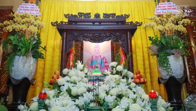 Giác linh đài Trưởng lão Hòa thượng Thích Minh Nhuận (1921-2014)
