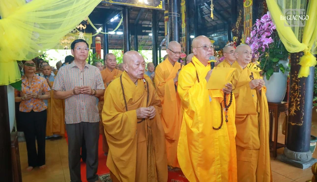 Dâng hương tưởng niệm Trưởng lão Hòa thượng Thích Minh Nhuận
