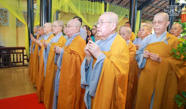 Chư tôn đức Ni thành kính tưởng niệm