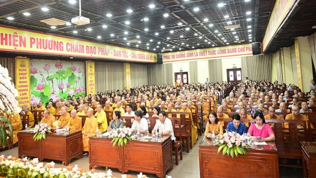Chư tôn đức, quan khách tham dự Chư tôn đức, quan khách tham dự