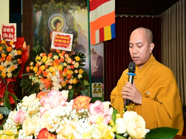 Đại đức Thích Bản Chân, đại diện cho Ban Thư ký hạ trường báo cáo tổng kết công tác An cư kiết hạ Phật lịch 2570 Đại đức Thích Bản Chân, đại diện cho Ban Thư ký hạ trường báo cáo tổng kết công tác An cư kiết hạ Phật lịch 2570