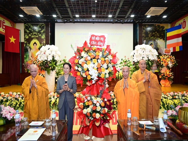 Tặng hoa chúc mừng Tặng hoa chúc mừng
