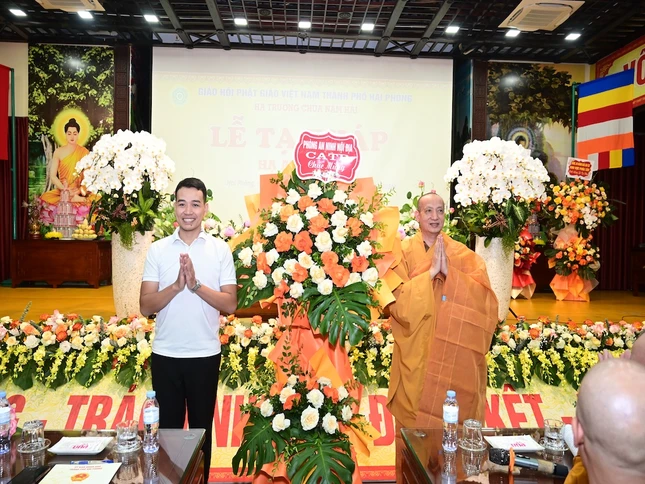 Tặng hoa chúc mừng Tặng hoa chúc mừng
