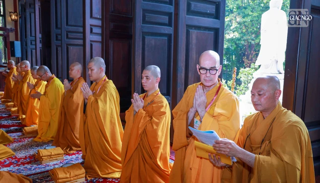 Thầy Thích Thông Trầm hỗ trợ phiên dịch đến giới tử Thích Thông Trung Thầy Thích Thông Trầm hỗ trợ phiên dịch đến giới tử Thích Thông Trung