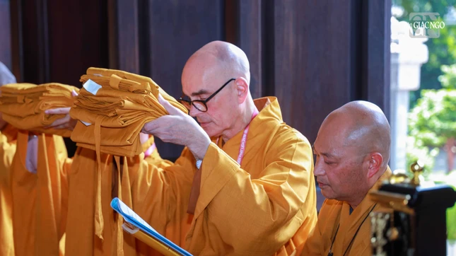 Thành kính thọ ba y... Thành kính thọ ba y...