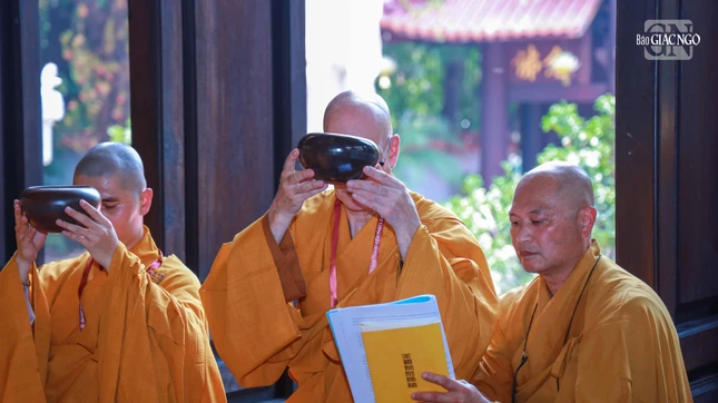 ... và bình bát, là những vật dụng thường ngày của một Tỳ-kheo ... và bình bát, là những vật dụng thường ngày của một Tỳ-kheo