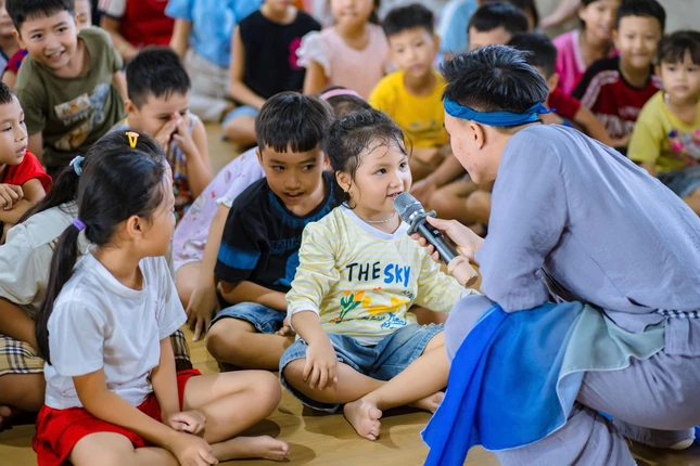 Các em thiếu nhi giao lưu cùng chú Cuội