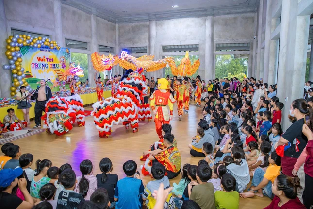 Ngày hội Trung thu vui tươi, ấm áp, đầy tiếng cười tại chùa Lộc Tân