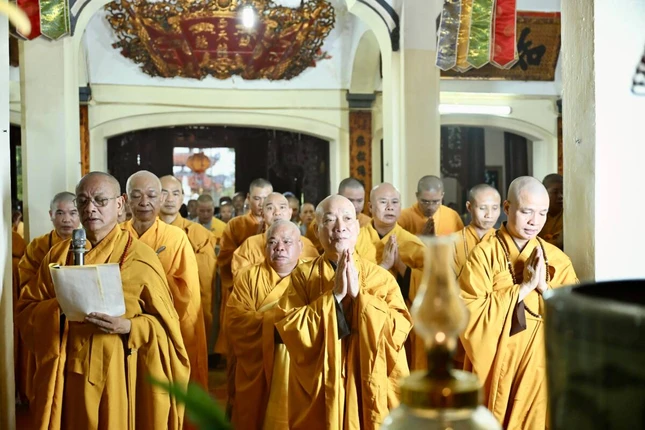 Ban Trị sự GHPGVN tỉnh Ninh Bình tặng hoa chúc mừng lễ tạ pháp tại trường hạ chùa Tế Xuyên (Bảo Khám), xã Nam Xang