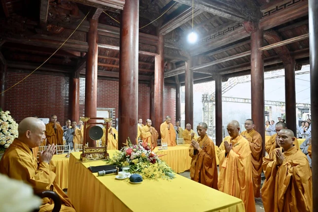 Ban Trị sự GHPGVN tỉnh Ninh Bình tặng hoa chúc mừng lễ tạ pháp tại trường hạ chùa Tế Xuyên (Bảo Khám), xã Nam Xang