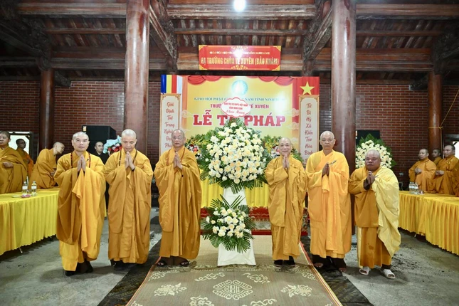Ban Trị sự GHPGVN tỉnh Ninh Bình tặng hoa chúc mừng lễ tạ pháp tại trường hạ chùa Tế Xuyên (Bảo Khám), xã Nam Xang