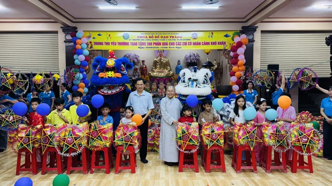 500 phần quà Trung thu tặng đến các em thiếu nhi có hoàn cảnh khó khăn tại địa phương 500 phần quà Trung thu tặng đến các em thiếu nhi có hoàn cảnh khó khăn tại địa phương