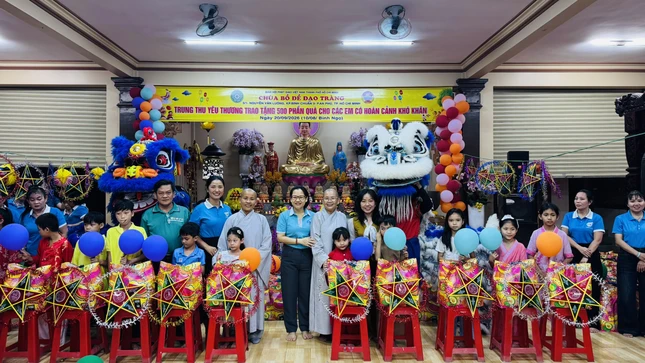 500 phần quà Trung thu tặng đến các em thiếu nhi có hoàn cảnh khó khăn tại địa phương 500 phần quà Trung thu tặng đến các em thiếu nhi có hoàn cảnh khó khăn tại địa phương