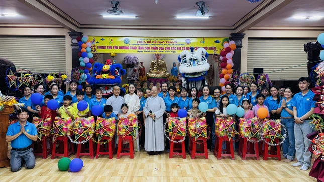 500 phần quà Trung thu tặng đến các em thiếu nhi có hoàn cảnh khó khăn tại địa phương 500 phần quà Trung thu tặng đến các em thiếu nhi có hoàn cảnh khó khăn tại địa phương