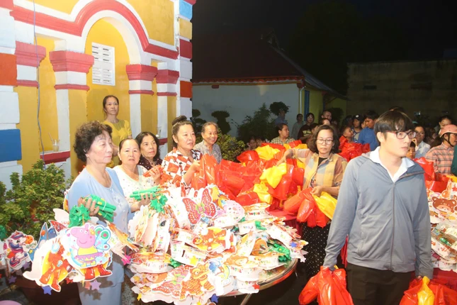Tặng quà, văn nghệ vui chơi trong ngày hội Trung thu