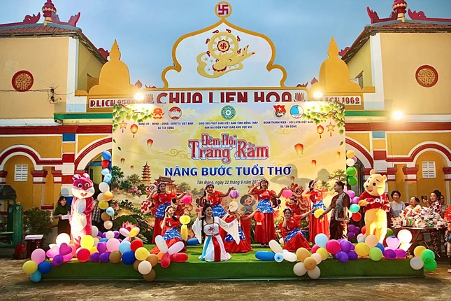 Tặng quà, văn nghệ vui chơi trong ngày hội Trung thu