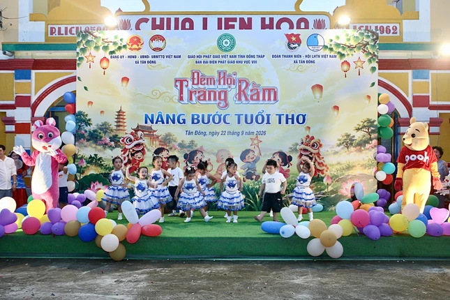 Tặng quà, văn nghệ vui chơi trong ngày hội Trung thu