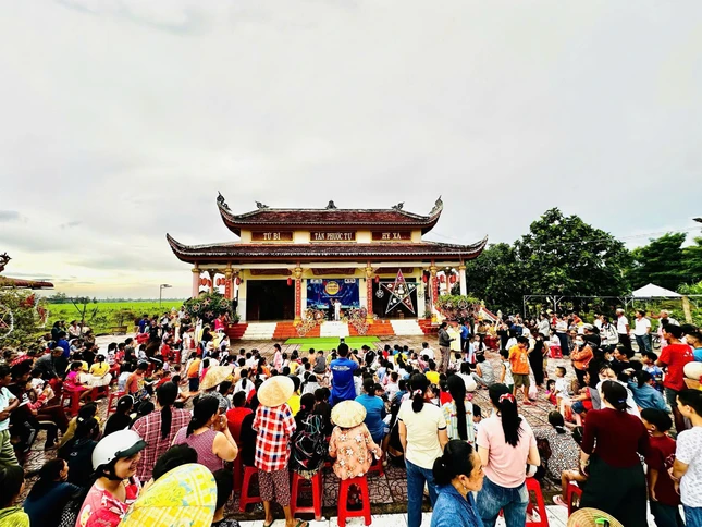 Chương trình “Lồng đèn thắp sáng ước mơ” tại chùa Tân Phước