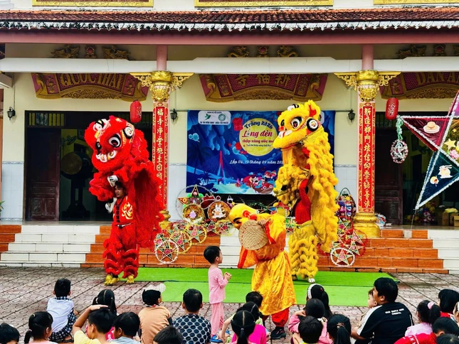 Nhiều tiết mục văn nghệ, múa và buổi diễn nghệ thuật, tạo nên không khí Trung thu rộn ràng và gần gũi dành cho các em thiếu nhi