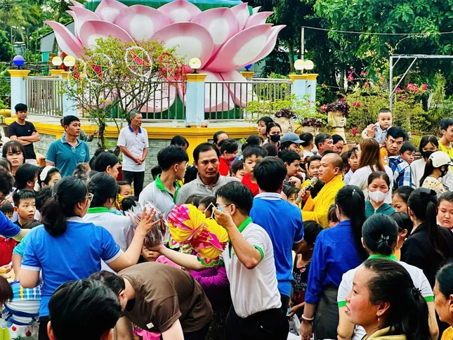 Đại Đức Thích Huệ Nghiêm chia sẻ, tặng quà các em thiếu nhi