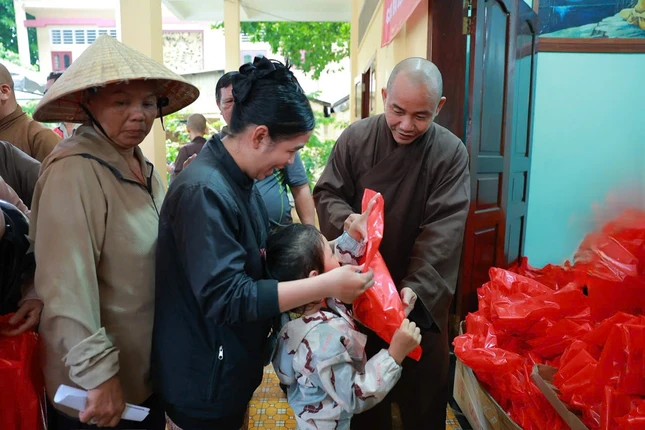400 phần quà trao đến bà con có hoàn cảnh khó khăn và các em thiếu nhi tại địa phương nhân dịp tưởng niệm 6 năm ngày Hòa thượng Thích Giải Thiện, trụ trì chùa viên tịch 400 phần quà trao đến bà con có hoàn cảnh khó khăn và các em thiếu nhi tại địa phương nhân dịp tưởng niệm 6 năm ngày Hòa thượng Thích Giải Thiện, trụ trì chùa viên tịch