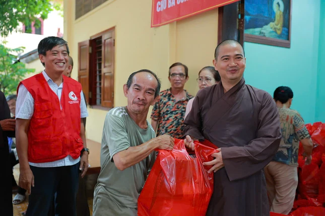 400 phần quà trao đến bà con có hoàn cảnh khó khăn và các em thiếu nhi tại địa phương nhân dịp tưởng niệm 6 năm ngày Hòa thượng Thích Giải Thiện, trụ trì chùa viên tịch 400 phần quà trao đến bà con có hoàn cảnh khó khăn và các em thiếu nhi tại địa phương nhân dịp tưởng niệm 6 năm ngày Hòa thượng Thích Giải Thiện, trụ trì chùa viên tịch