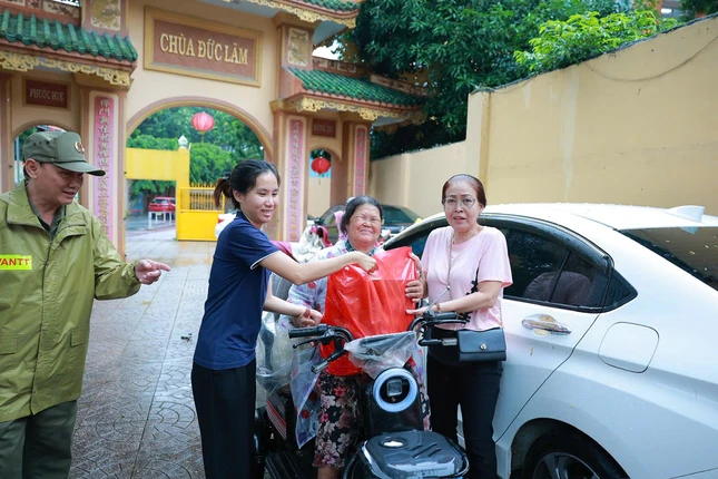 400 phần quà trao đến bà con có hoàn cảnh khó khăn và các em thiếu nhi tại địa phương nhân dịp tưởng niệm 6 năm ngày Hòa thượng Thích Giải Thiện, trụ trì chùa viên tịch 400 phần quà trao đến bà con có hoàn cảnh khó khăn và các em thiếu nhi tại địa phương nhân dịp tưởng niệm 6 năm ngày Hòa thượng Thích Giải Thiện, trụ trì chùa viên tịch