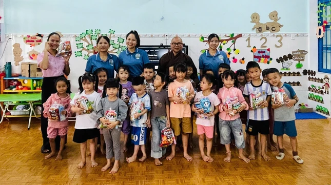 Đại đức Thích Bảo Hưng trao quà đến các em Đại đức Thích Bảo Hưng trao quà đến các em