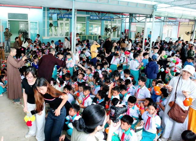 Đông đảo các em thiếu nhi đồng bào tại xã Trà Tập và Nam Trà My tham dự ngày hội Trung thu Đông đảo các em thiếu nhi đồng bào tại xã Trà Tập và Nam Trà My tham dự ngày hội Trung thu