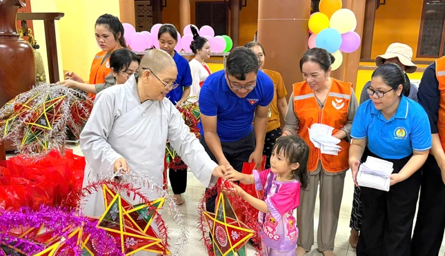 Ni sư Thích nữ Từ Thảo tặng lồng đèn đến các em thiếu nhi trong chương trình “Trung thu yêu thương” tại chùa Sùng Hưng Ni sư Thích nữ Từ Thảo tặng lồng đèn đến các em thiếu nhi trong chương trình “Trung thu yêu thương” tại chùa Sùng Hưng