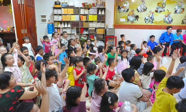 Chùa Phước Anh trao tặng 200 phần quà đến các em thiếu nhi