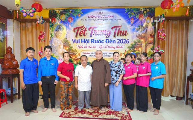 Đại đức Thích Minh Nhân cùng lãnh đạo địa phương tham dự chương trình