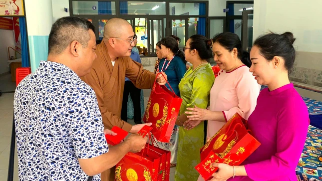 Hơn 200 phần quà của tịnh xá Từ Phước tặng đến tập thể giáo viên, học sinh khuyết tật tại Trường chuyên biệt Tương Lai và Trường Hy Vọng