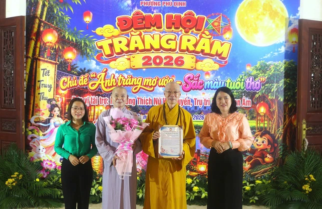 Ủy ban MTTQVN P.Phú Định tặng thư tri ân chư tôn đức chùa Quan Âm hỗ trợ 50 triệu đồng đến quỹ “Vì tuyến đầu Tổ Quốc, vì biển đảo Quê hương” địa phương