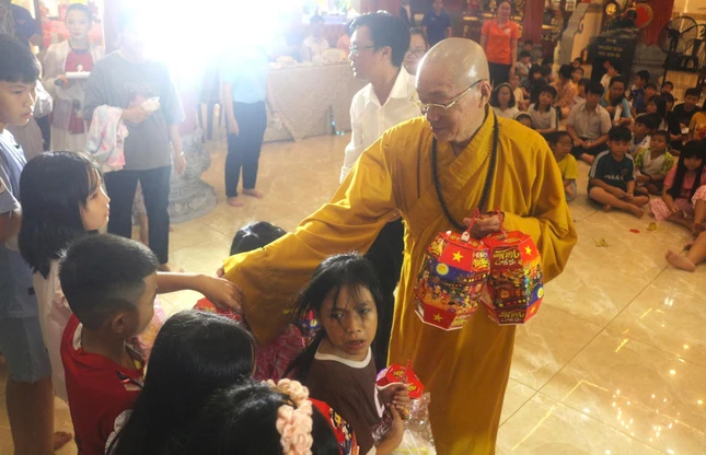 500 phần quà cho các em thiếu nhi trên địa bàn P.Phú Định