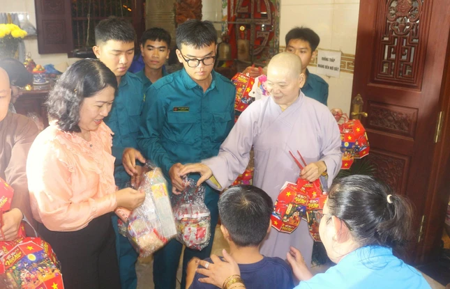 500 phần quà cho các em thiếu nhi trên địa bàn P.Phú Định
