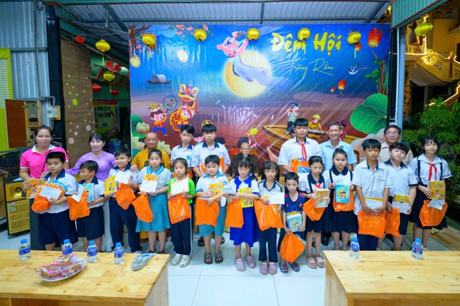 Trao tặng 400 phần quà và 20 học bổng đến các em thiếu nhi, học sinh