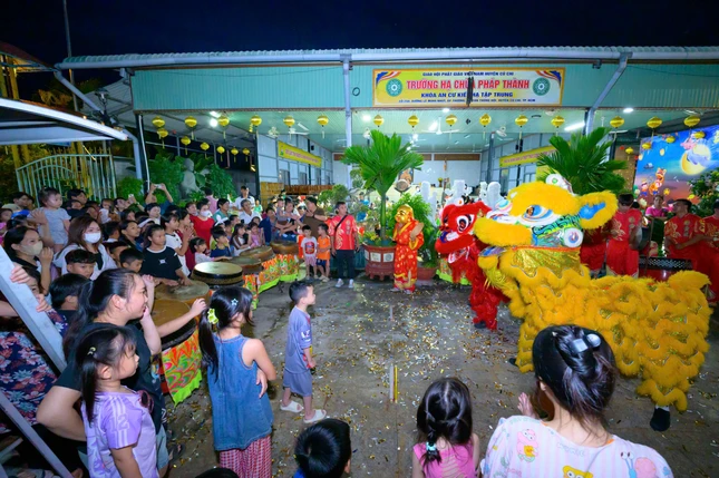 Trao tặng 400 phần quà và 20 học bổng đến các em thiếu nhi, học sinh