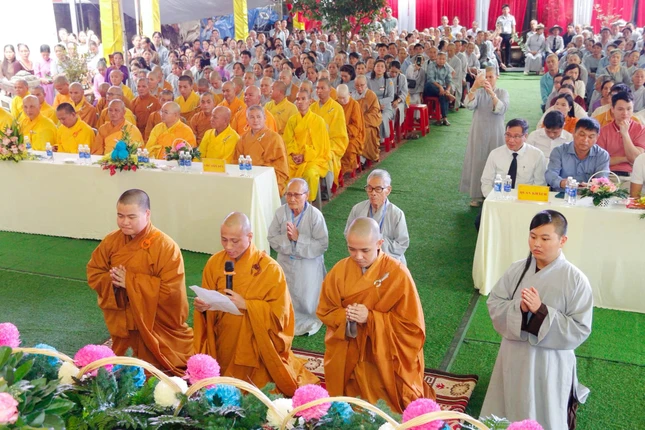 Đại đức tân trụ trì Thích Thuận Trí dâng lời phát nguyện Đại đức tân trụ trì Thích Thuận Trí dâng lời phát nguyện