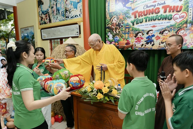 Thượng tọa Thích Tâm Nguyên, viện chủ chùa Chánh Thiên trao quà trung thu đến các em
