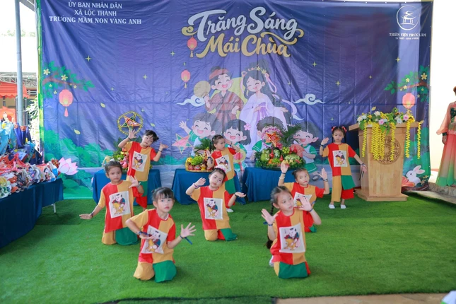 Trao 320 phần quà trung thu đến các em học sinh Trao 320 phần quà trung thu đến các em học sinh