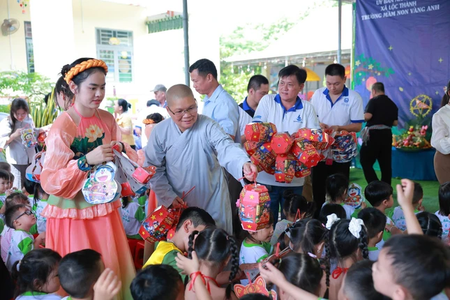 Trao 320 phần quà trung thu đến các em học sinh Trao 320 phần quà trung thu đến các em học sinh
